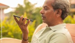 Image: An older man is recording his voice using a smartphone; Copyright: PantherMedia/lakshmiprasad (YAYMicro)