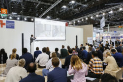 Foto: MEDICA CONNECTED HEALTHCARE FORUM stage and audience