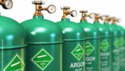 Image: A number of green gas bottles in a long row; Copyright: panthermedia.net/scanrail