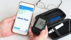 Image: Cell phone displays diabetes management data in an app; Copyright: PantherMedia / VIVOOO