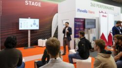 A speaker and several listeners at the MEDICA SPORTS HUB; Copyright: Messe Düsseldorf/ctillmann