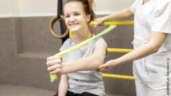 Image: Young girl does movement exercises with a tension band; Copyright: University of Jyväskylä