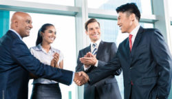 Foto: Business women and men, handshake; © Shutterstock