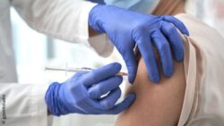 Image: Close-up of a vaccination on a woman's arm; Copyright: gpointstudio 