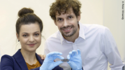 Image: Dr Ioana Slabu and Benedict Bauer with the nanomodified stent fot he camera; Copyright: Peter Winandy