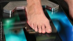 Image: The foot of a patient is being scanned; Copyright: PantherMedia/Rainer Plendl
