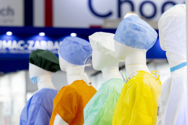 Photo: Colourful medical gowns and bonnets; Copyright: Messe Düsseldorf