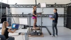 Image: Kim Peper (in the middle) stands on the GyroTrainer board. Elisabeth Jensen (front left) determines the individual stiffness, right: Jan Lang; Copyright: Andreas Heddergott / TUM 