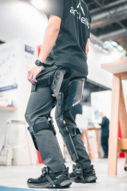 A man wearing the Archelis exoskeleton for surgery on his legs; copyright: beta-web/Adrian Sikora