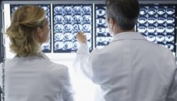 Image: Two doctors in front of MRI images; Copyright: panthemedia.net/Craig Robinson