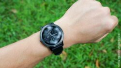 Image: Close-up of a wrist wearing a smartwatch; Copyright: Tima Miroshnichenko, Pexels
